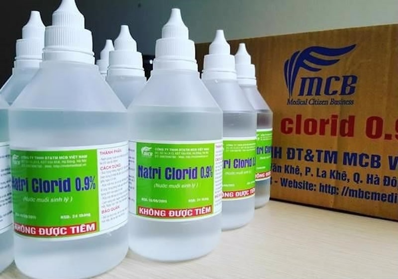 Nước muối sinh lý được nhiều cha mẹ sử dụng như một giải pháp hữu hiệu để làm sạch khoang miệng cho con