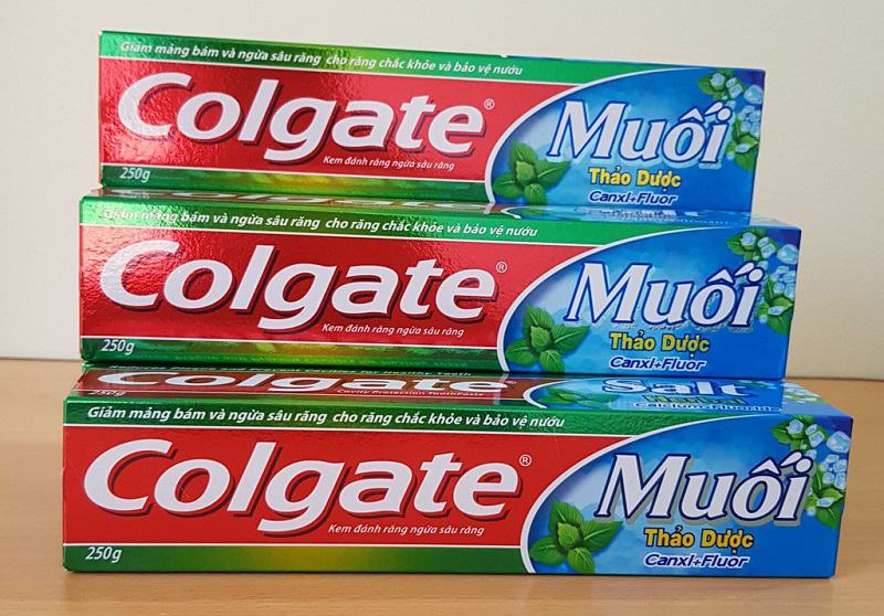 Kem đánh răng Colgate muối thảo dược Canxi + Flour Colgate